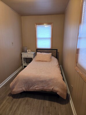 Room - Lakefront 2-bedroom cabin with views from every room (Long Beach)