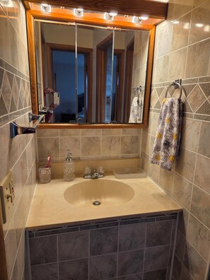 Bathroom - Lakefront 2-bedroom cabin with views from every room (Long Beach)