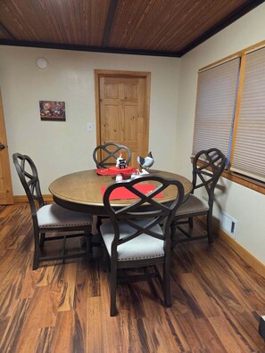 Dining - Lakefront 2-bedroom cabin with views from every room (Long Beach)