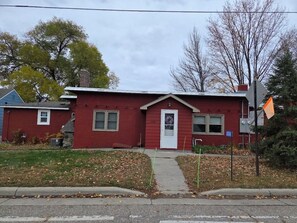 Exterior - Lakefront 2-bedroom cabin with views from every room (Long Beach)