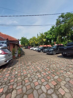 Property grounds - Owabong Cottage (Purbalingga)