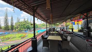 Khu ẩm thực ngoài trời