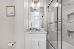 Shower, towels - Stylish Waterfront Escape with Pool, Steps to Beach & Sunset Views - Casa Lagoon 3 - Roelens (Fort Myers Beach)