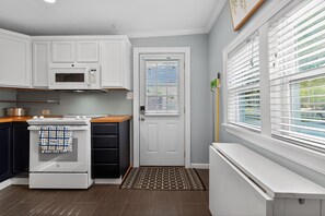 Fridge, microwave, oven, stovetop - 2 Mi to Lake, RV+ Boat parking, Screened in porch! (Flower Mound)