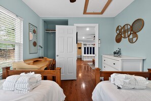 2 bedrooms, desk, iron/ironing board, WiFi - 2 Mi to Lake, RV+ Boat parking, Screened in porch! (Flower Mound)