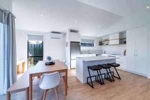 Fridge, microwave, oven, stovetop - Te Maramatanga Retreat Wanaka (Wānaka)
