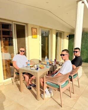 Outdoor dining - Infinity Pyramids Inn (Giza)