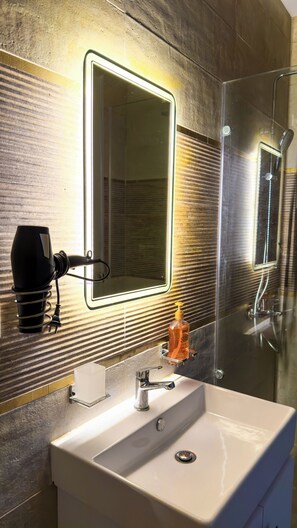 Deluxe-Dreibettzimmer, Balkon, Stadtblick | Badezimmer