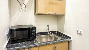 Deluxe-Dreibettzimmer, Balkon, Stadtblick | Eigene Küche