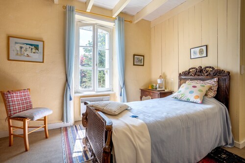 “Chambre Bleue” Guest Room with Shared Garden and Wi-Fi