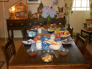 Dining - Bed and Breakfast 'Chambre Bleue' with Shared Garden and Wi-Fi (Riec-sur-Bélon)