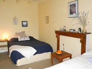 Room - Bed and Breakfast 'Chambre Bleue' with Shared Garden and Wi-Fi (Riec-sur-Bélon)