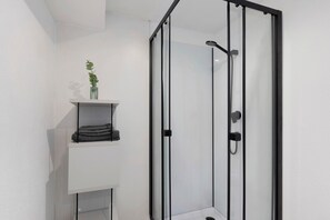 Een douche, handdoeken