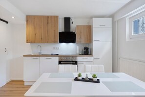 Fridge, oven, stovetop, dishwasher - Basement Apartment with Shared Garden and Wi-Fi (Bad Dürrheim)