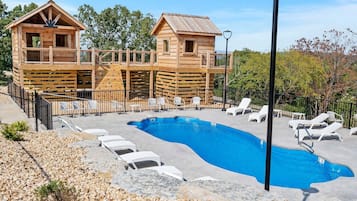 Una piscina cubierta
