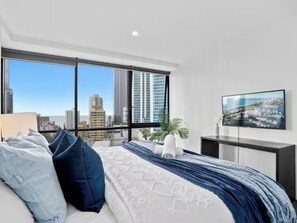 Room - Modern 2BR Oasis: Scenic Views, Pools and Parking (Surfers Paradise)