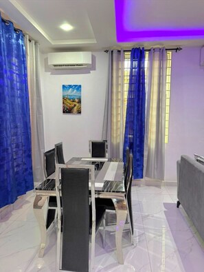 Dining - Luxury 2 Bedroom Oasis in the Heart of Accra (Accra)