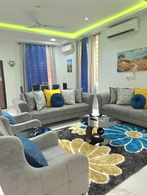 Living area - Luxury 2 Bedroom Oasis in the Heart of Accra (Accra)