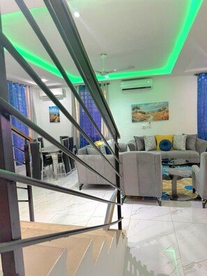 Living area - Luxury 2 Bedroom Oasis in the Heart of Accra (Accra)