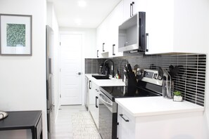Fridge, microwave, oven, stovetop - Modern Guest Suite in Calgary (Calgary)