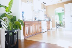 Private kitchen - The Healing Pad. Sleeps 6,Walk to Beach, Perfect for Small Retreats & Groups (Galveston)