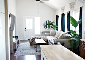 Smart TV - The Healing Pad. Sleeps 6,Walk to Beach, Perfect for Small Retreats & Groups (Galveston)