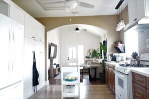 Private kitchen - The Healing Pad. Sleeps 6,Walk to Beach, Perfect for Small Retreats & Groups (Galveston)