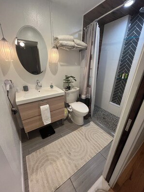 Dusche, Haartrockner, Bidet, Handtücher