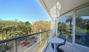 Outdoor dining - KozyGuru | Circular Quay | Prime Harbourfront Gem (Sydney)