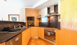 Fridge, microwave, oven, stovetop - KozyGuru | Circular Quay | Prime Harbourfront Gem (Sydney)