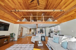 Smart TV - Lodge style, 4 bedroom home on Lamoka Lake (Bradford)