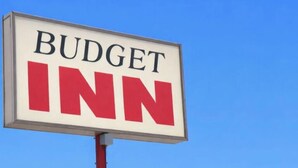 A sign with the words 'BUDGET INN' indicating the name of the establishment. - Budget INN (Flint)