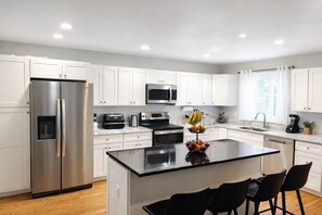 Private kitchen - Family-Friendly Home with 3 bedrooms and fitness center in serene Worcester (Worcester)