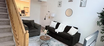Luxury Loft •Pool • Gym • Free Parking • Near Yale
