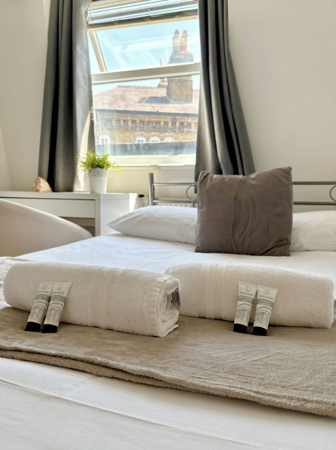 2 bedrooms, iron/ironing board, bed sheets