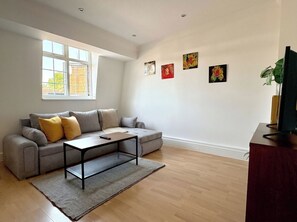 TV - Islington Apartment by PrimeCityHosts (Greater London)