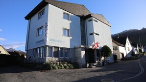 Et toetagers hotel med skilt, der angiver at det tilbyder bed og morgenmad.
