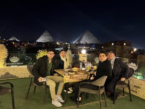 Outdoor dining - pyramids Moon IIn (nazlet elsaman)