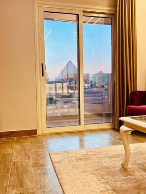 Suite, Balcony, Mountain View | Interior - pyramids Moon IIn (nazlet elsaman)