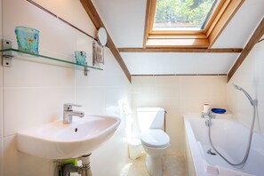 Een douche, een haardroger, handdoeken