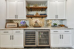 Private kitchen - Tampa Bay Grand Estate 7-bedroom 2-Acre Private/Peaceful (Lutz)