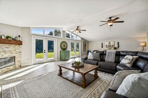 Living area - Tampa Bay Grand Estate 7-bedroom 2-Acre Private/Peaceful (Lutz)