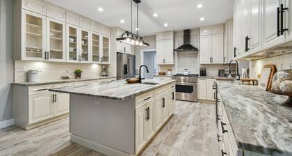 Tampa Bay Grand Estate 7-bedroom 2-Acre Private/Peaceful