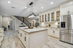 Private kitchen - Tampa Bay Grand Estate 7-bedroom 2-Acre Private/Peaceful (Lutz)