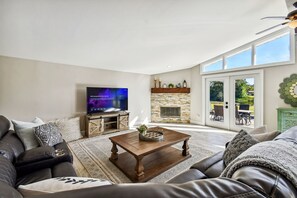 Living area - Tampa Bay Grand Estate 7-bedroom 2-Acre Private/Peaceful (Lutz)