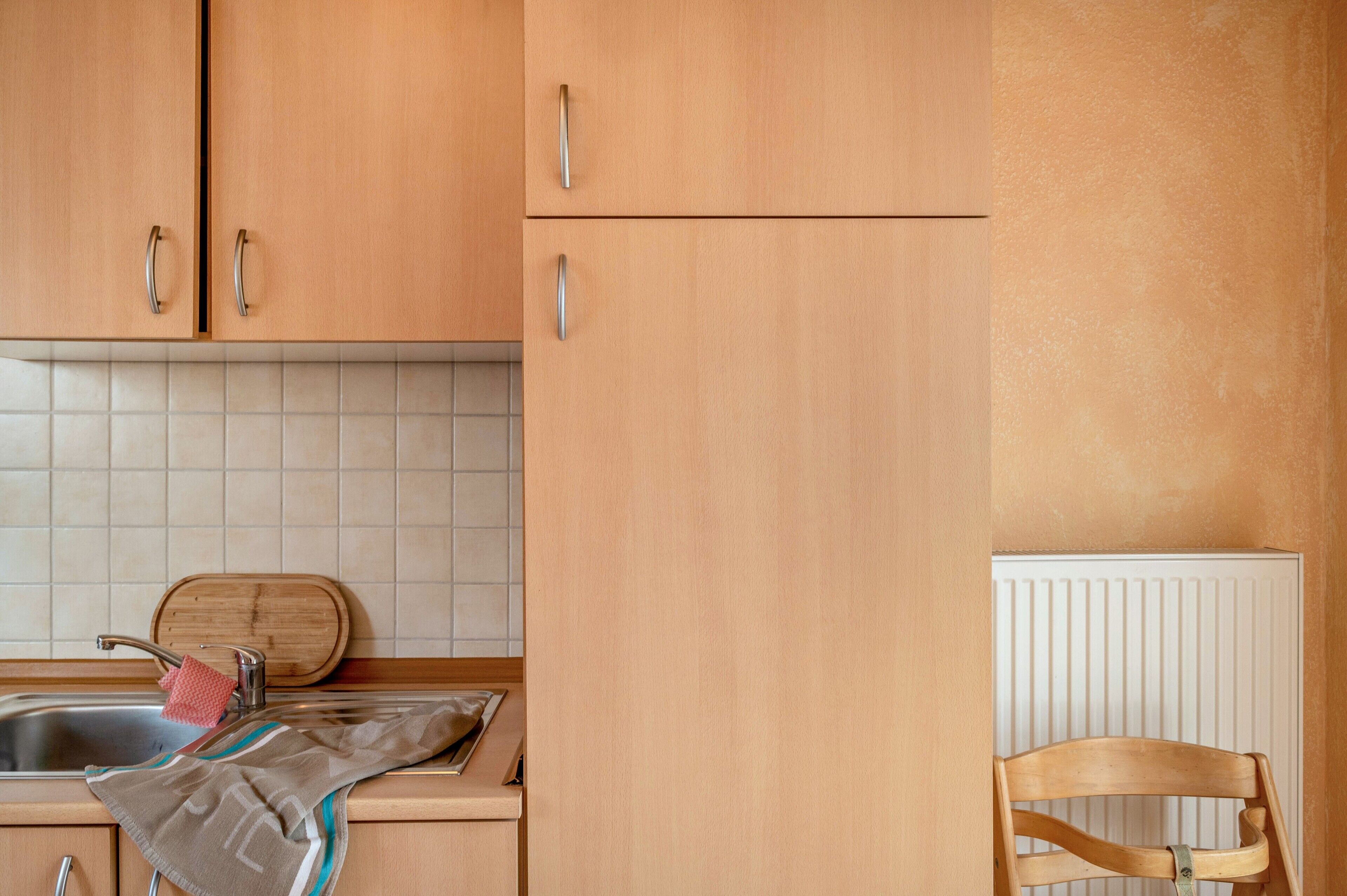 Fridge, oven, stovetop, coffee/tea maker