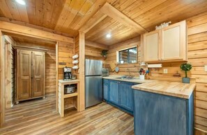 Kühlschrank, Mikrowelle, Wasserkocher mit Kaffee-/Teezubehör, Toaster