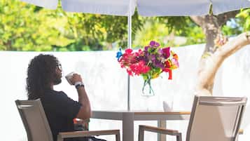 Deluxe Double Room | Living area