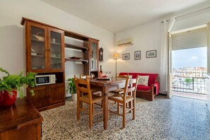 Dining - Apartment 'Cuncordu Affitti Brevi- Alghero' with Sea View, Wi-Fi and Air Conditioning (Alghero)