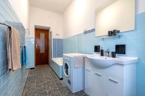 Shower, hair dryer, towels - Apartment 'Cuncordu Affitti Brevi- Alghero' with Sea View, Wi-Fi and Air Conditioning (Alghero)